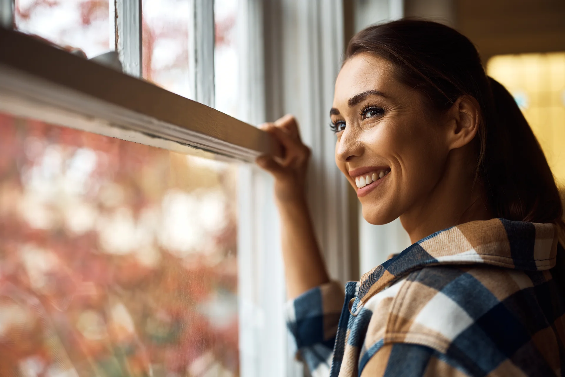 Frau blickt hoffnungsvoll aus dem Fenster - Einzelberatung