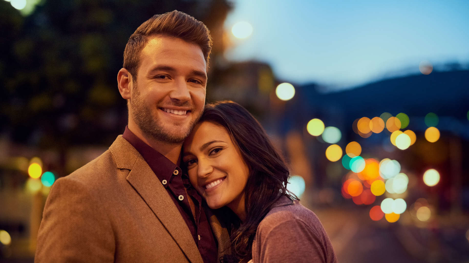 Ein Paar aus der Werbung, welches verliebt wie am ersten Tag wirkt. Wir nehmen an, dass so jeder Tag mit unserem eigenen Partner auszusehen hat.