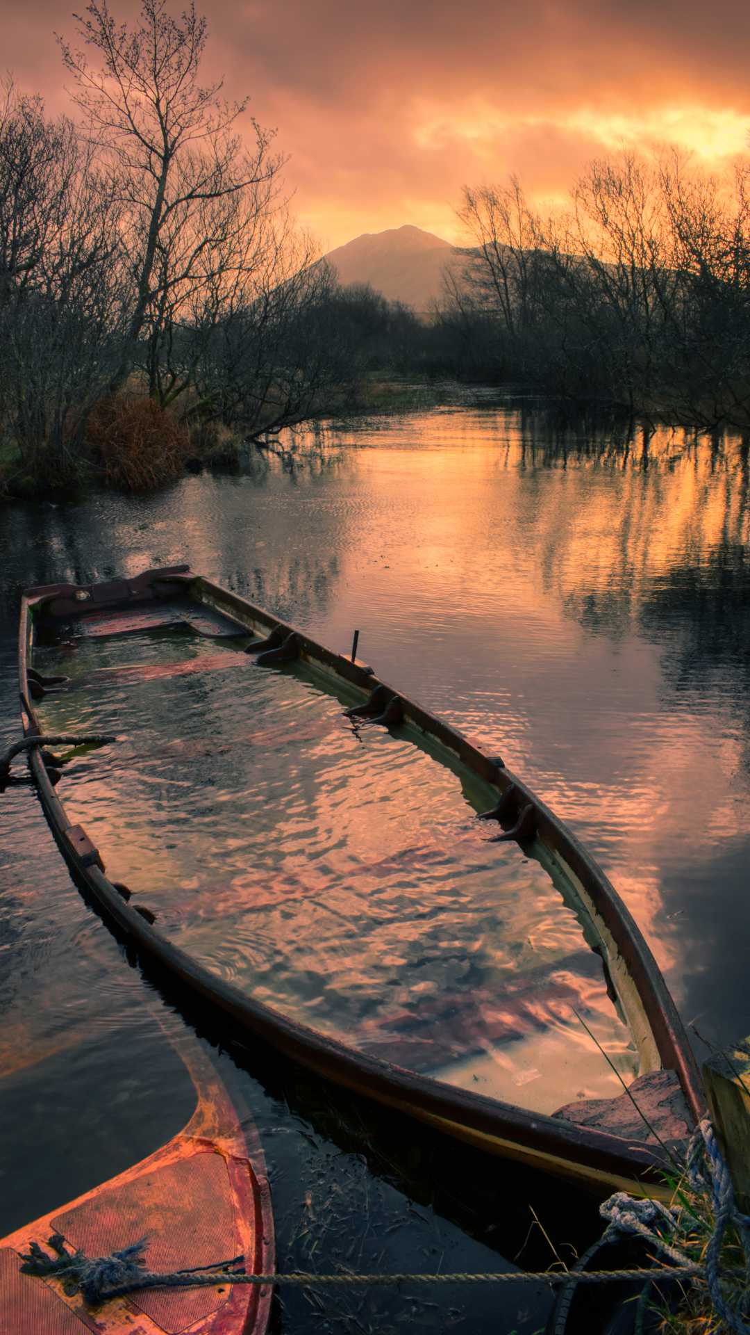 Ein Boot voll mit Wasser, als Symbol für eine gekenterte Partnerschaft.